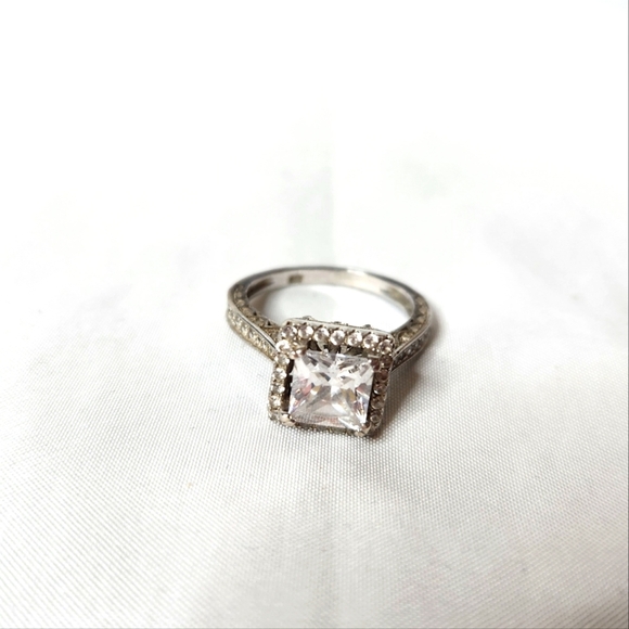 Elegant Silver Square-Cut Ring Size 7.5 925 Cubic Zarconia - Picture 1 of 5
